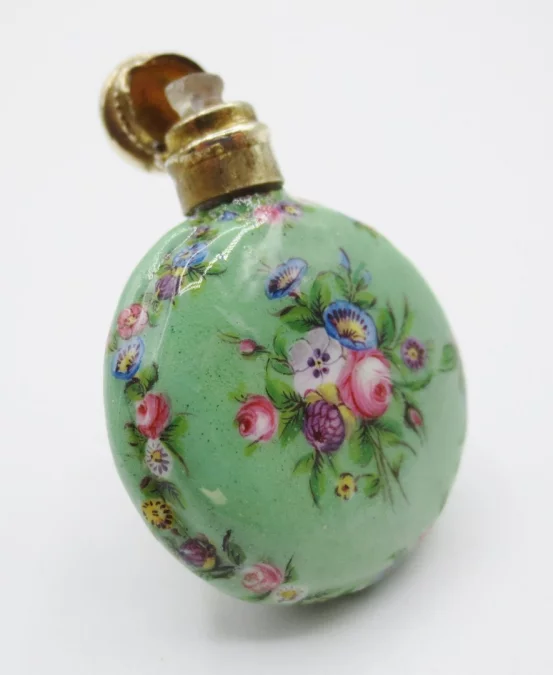 Flacon à sel émaillé, époque Restauration.