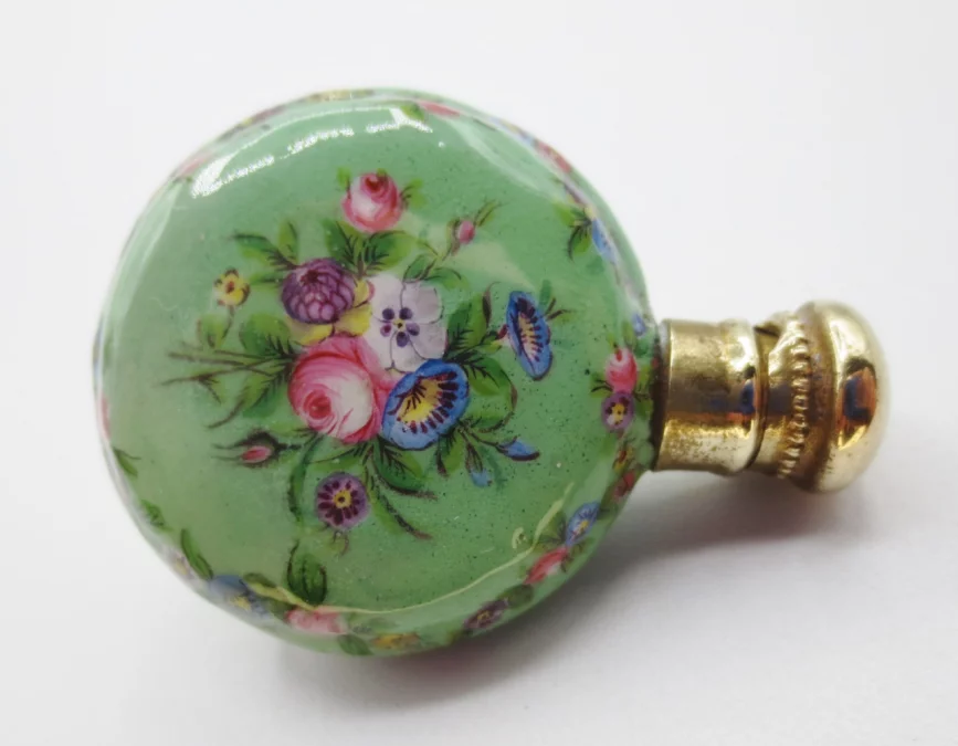 Flacon à sel émaillé, époque Restauration.