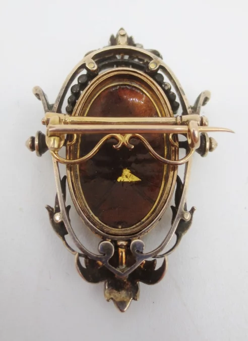 Broche Napoléon III en or, argent et émail.