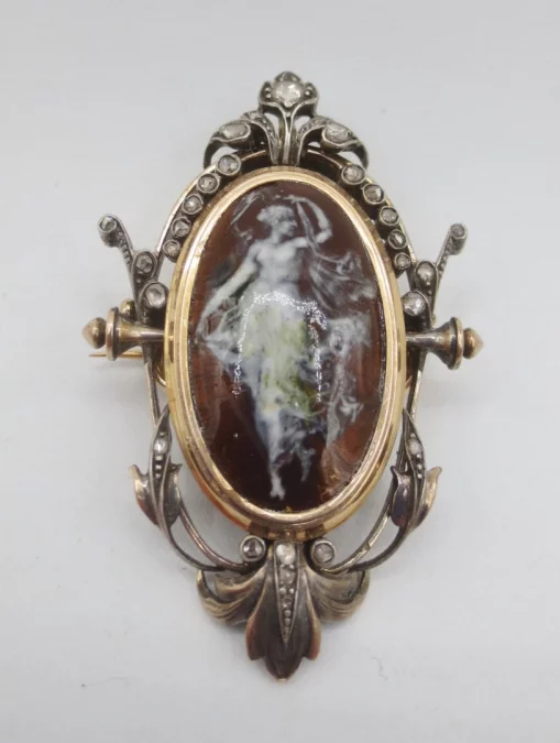 Broche Napoléon III en or, argent et émail.