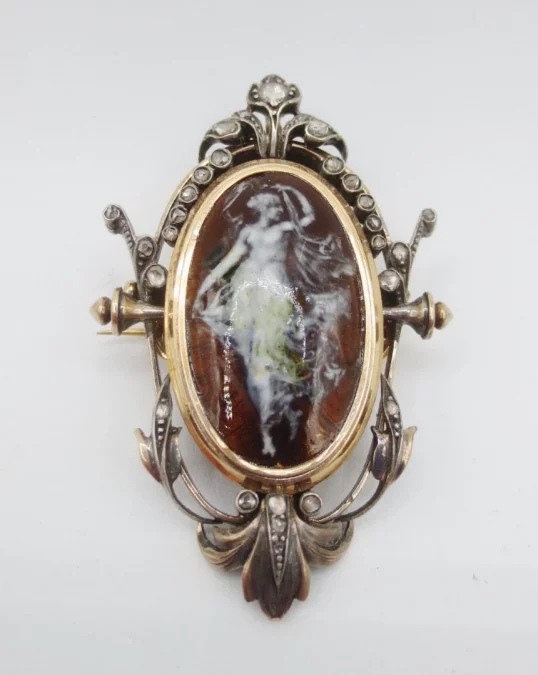 Broche Napoléon III en or, argent et émail.