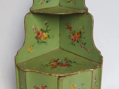 Encoignure murale style Louis XV, XIXe siècle.