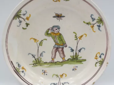 Assiette en faïence, XVIIIe siècle.