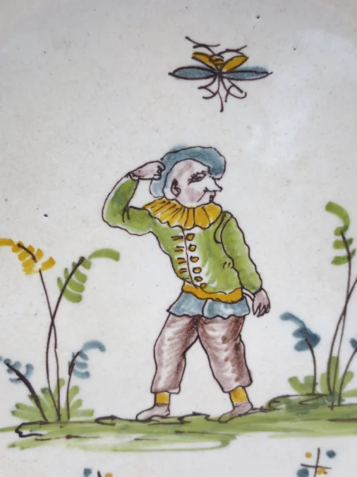 Assiette en faïence, XVIIIe siècle.