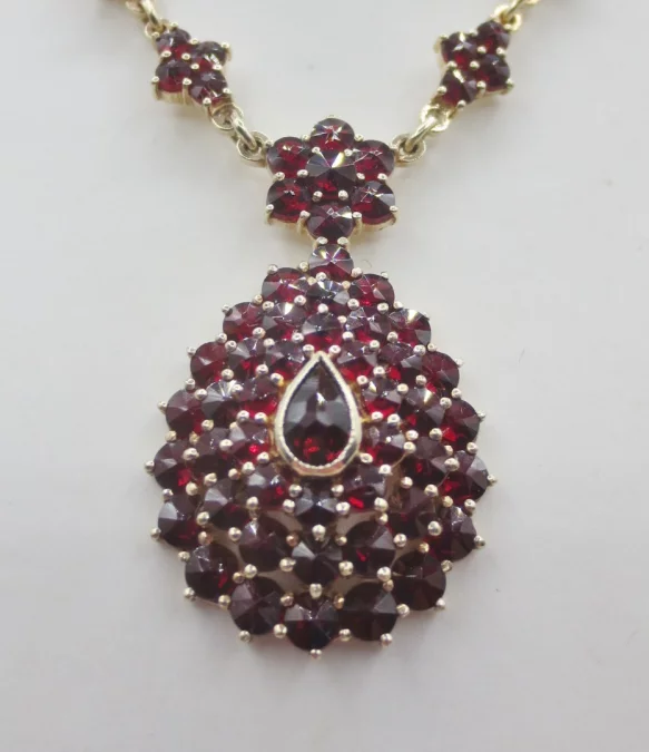 镀金石榴石项链