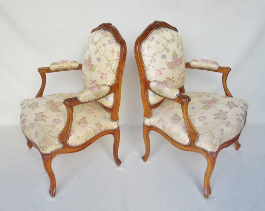 一对路易十五风格扶手椅