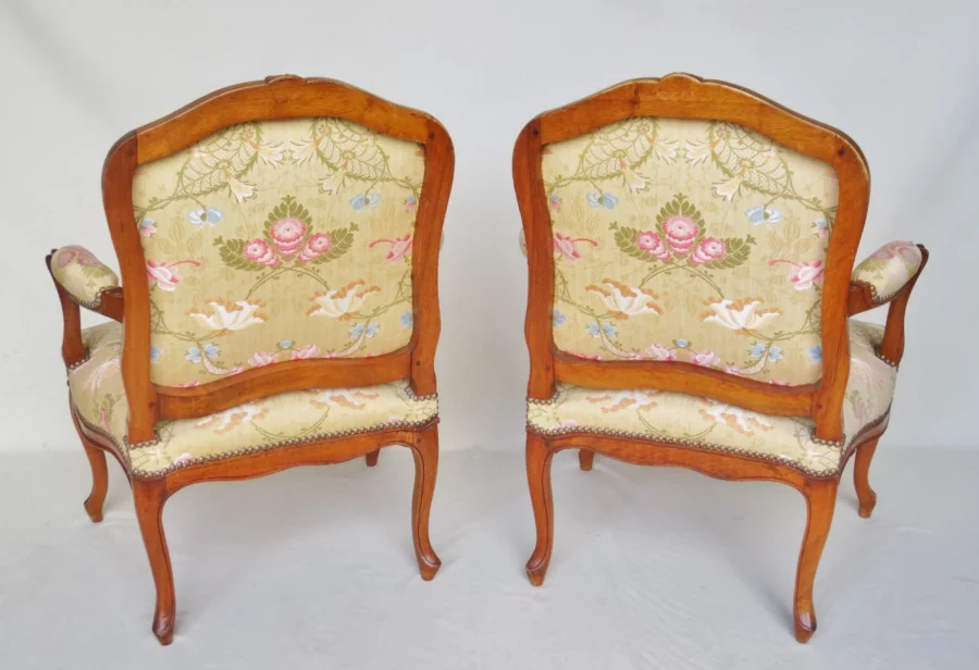 一对路易十五风格扶手椅