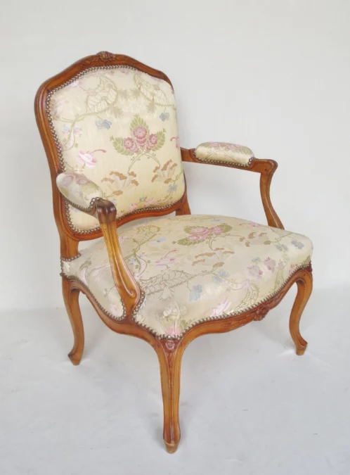 一对路易十五风格扶手椅