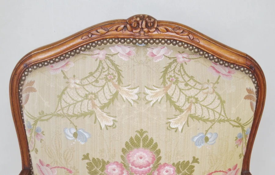 一对路易十五风格扶手椅