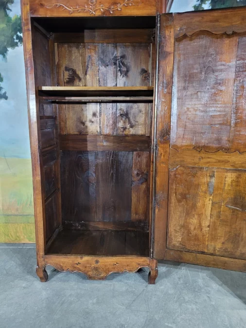 ルイ15世スタイルの食器棚