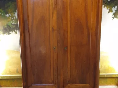 Schrank im französischen Empire-Stil