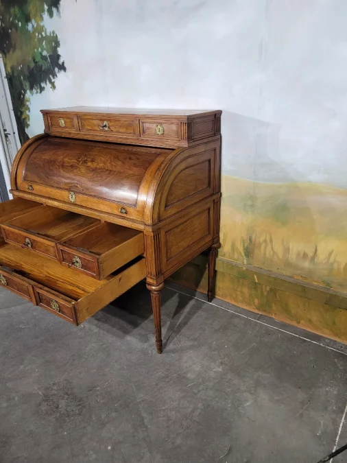 Цилиндрический стол эпохи Людовика XVI