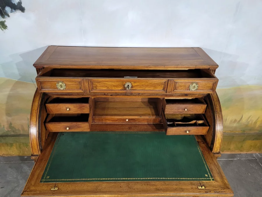 Цилиндрический стол эпохи Людовика XVI