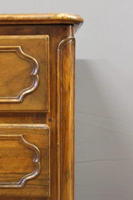 Commode provençale Louis XV en noyer XVIII
