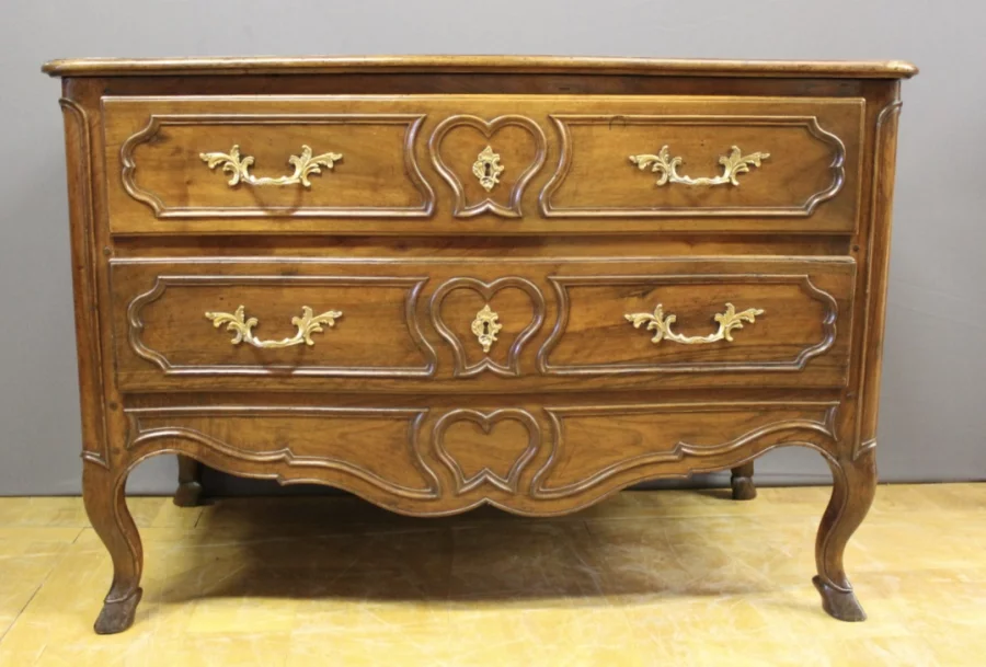 Commode provençale Louis XV en noyer XVIII