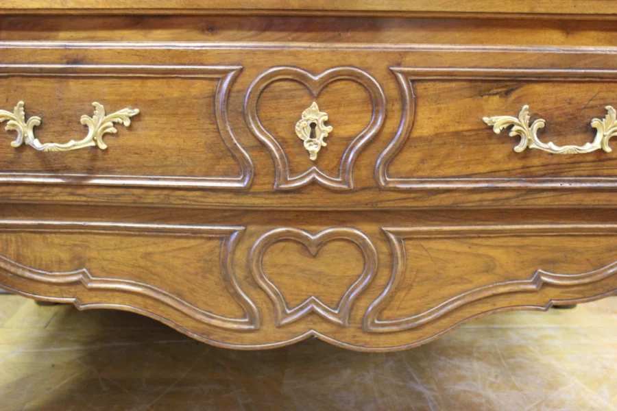 Commode provençale Louis XV en noyer XVIII