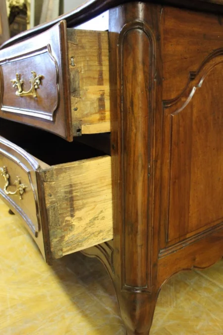 Commode provençale Louis XV en noyer XVIII