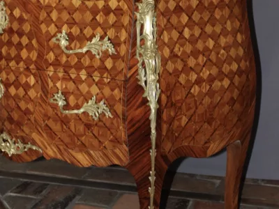 commode de style Louis XV en marqueterie de cube