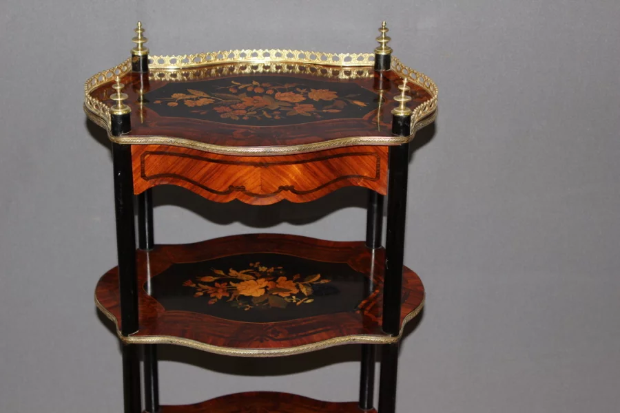 Sellette à trois tiroirs Napoléon III en marqueterie