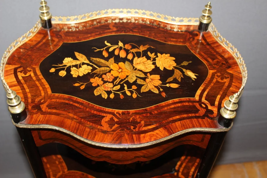 Sellette à trois tiroirs Napoléon III en marqueterie