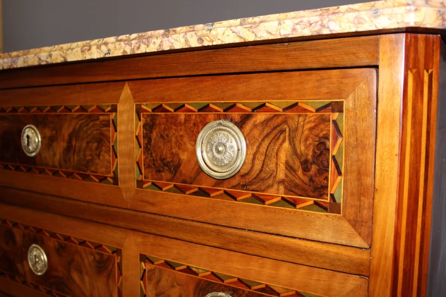 Commode d'époque Louis XVI en noyer et marqueterie vers 1780