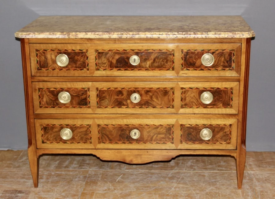 Commode d'époque Louis XVI en noyer et marqueterie vers 1780
