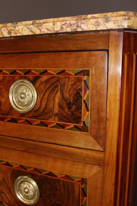Commode d'époque Louis XVI en noyer et marqueterie vers 1780