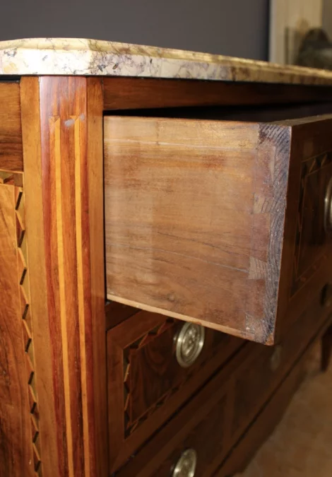 Commode d'époque Louis XVI en noyer et marqueterie vers 1780