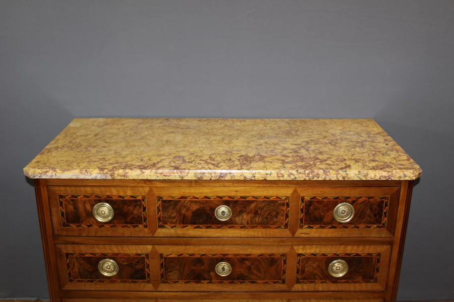 Commode d'époque Louis XVI en noyer et marqueterie vers 1780