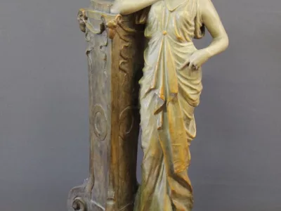 Terre cuite polychrome représentant une femme vers 1900