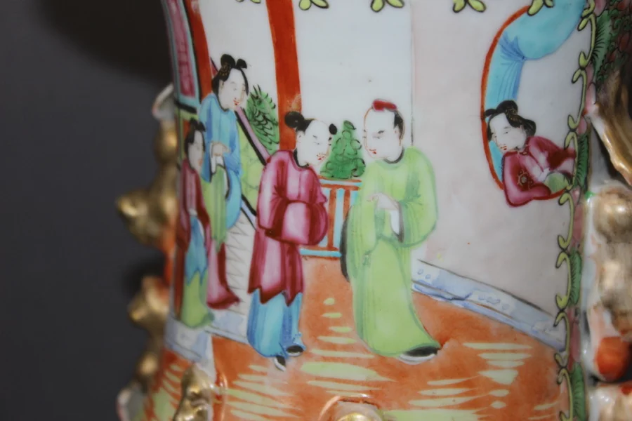 一对 19 世纪中国花瓶