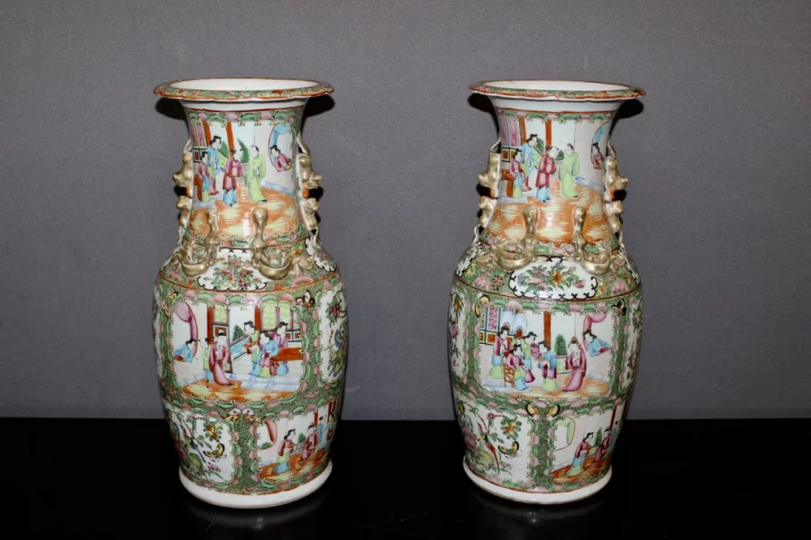 一对 19 世纪中国花瓶
