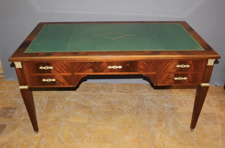 СТОЛ В СТИЛЕ ФРАНЦУЗСКОЙ РЕСТАВАЦИИ