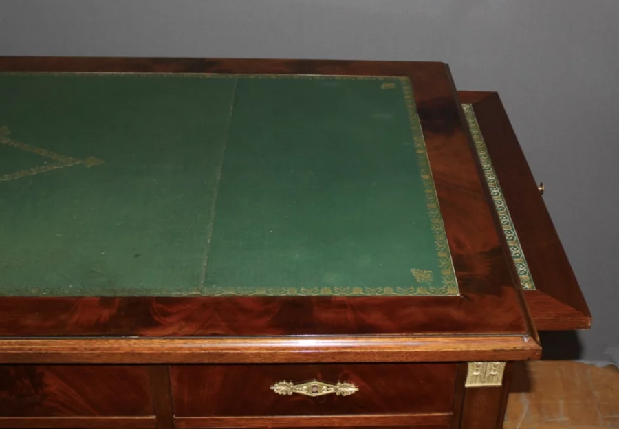 СТОЛ В СТИЛЕ ФРАНЦУЗСКОЙ РЕСТАВАЦИИ