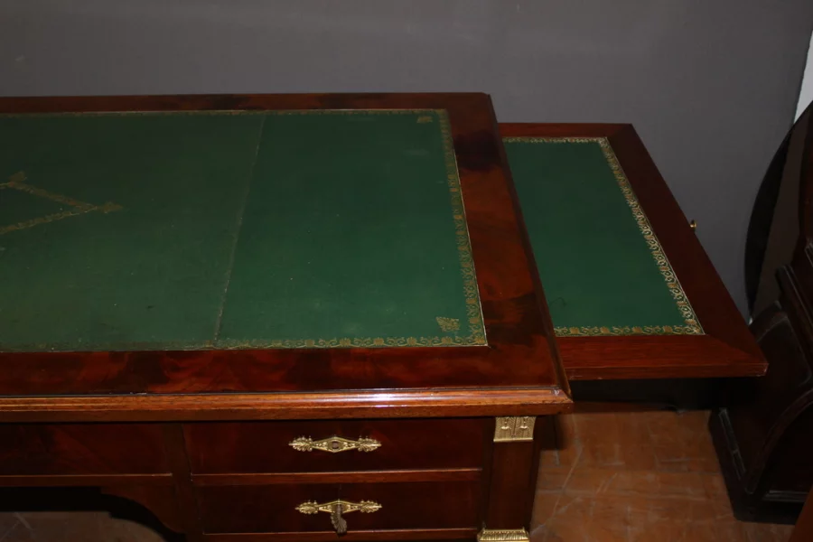 СТОЛ В СТИЛЕ ФРАНЦУЗСКОЙ РЕСТАВАЦИИ