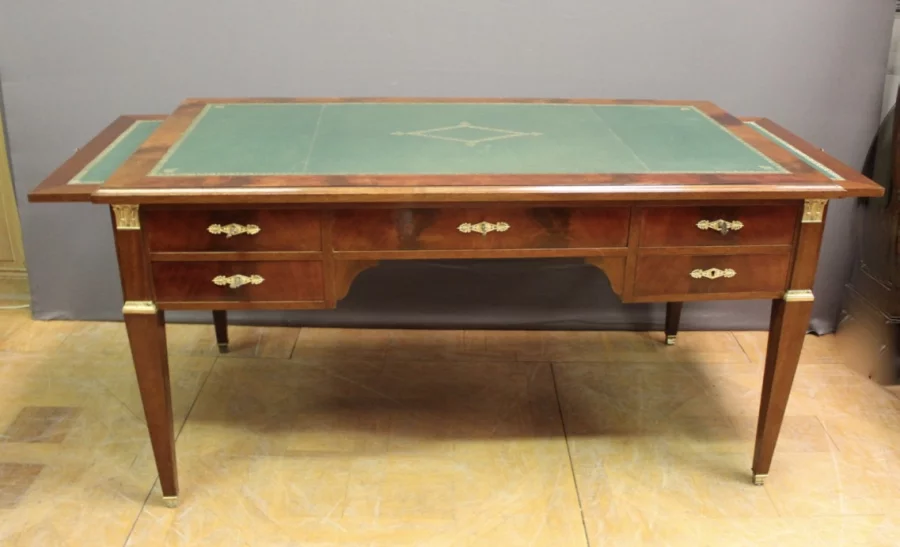 СТОЛ В СТИЛЕ ФРАНЦУЗСКОЙ РЕСТАВАЦИИ