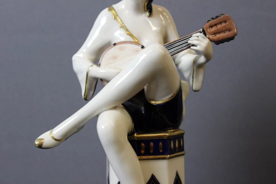 Joueuse De Mandoline d'époque Art Déco En Porcelaine Par Royal Dux