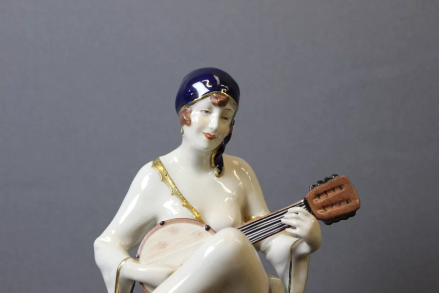 Joueuse De Mandoline d'époque Art Déco En Porcelaine Par Royal Dux