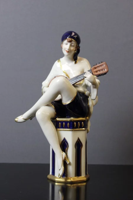 Joueuse De Mandoline d'époque Art Déco En Porcelaine Par Royal Dux