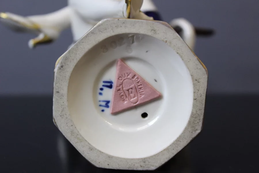 Joueuse De Mandoline d'époque Art Déco En Porcelaine Par Royal Dux