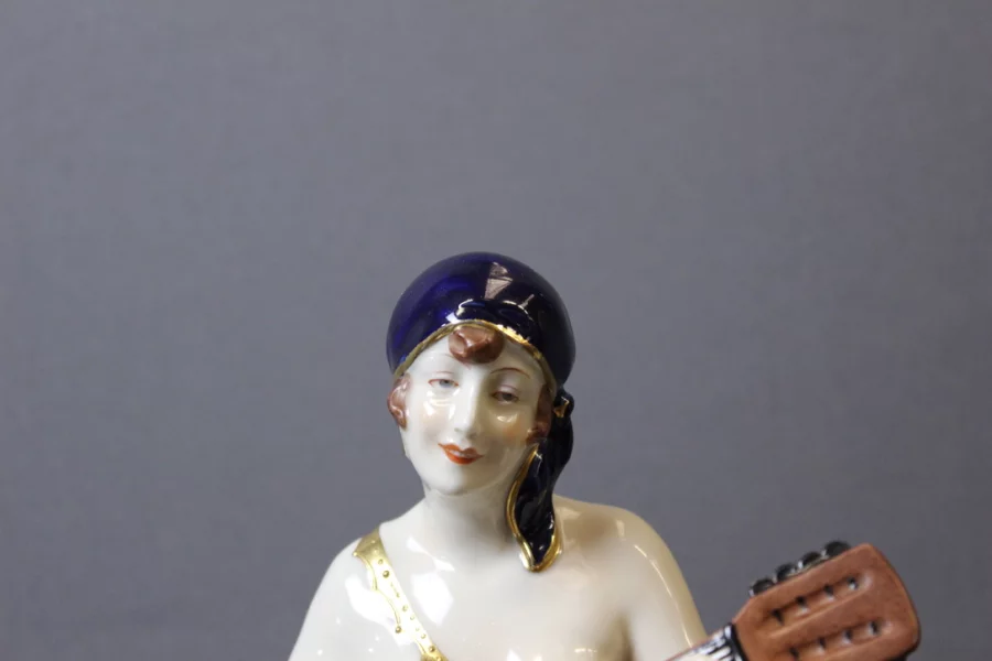Joueuse De Mandoline d'époque Art Déco En Porcelaine Par Royal Dux