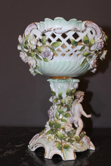 Coupe En Porcelaine à Décor d'Angelot Et De Fleurs Vers 1900