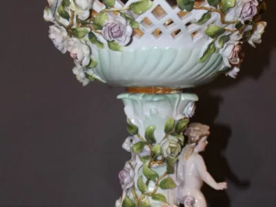 Coupe En Porcelaine à Décor d'Angelot Et De Fleurs Vers 1900