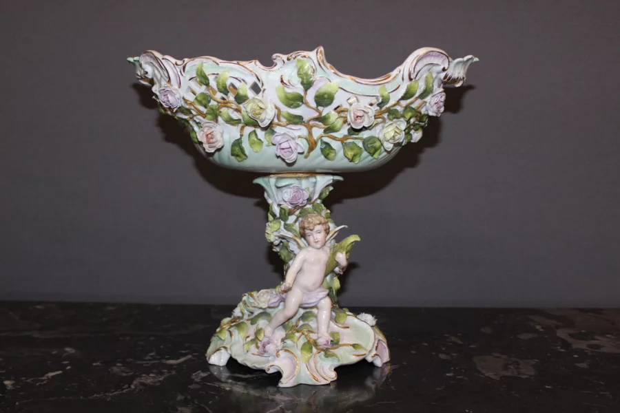 Coupe En Porcelaine à Décor d'Angelot Et De Fleurs Vers 1900