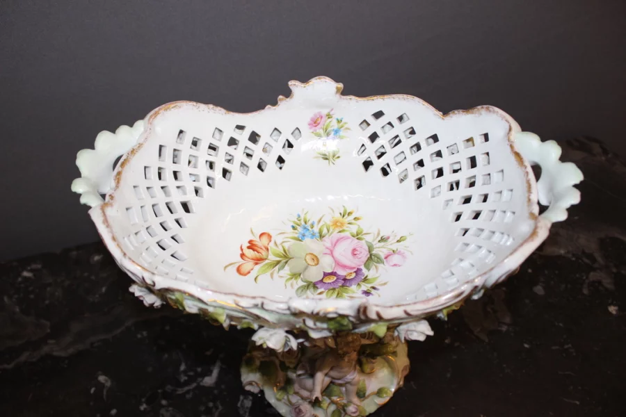 Coupe En Porcelaine à Décor d'Angelot Et De Fleurs Vers 1900