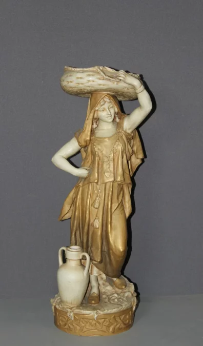 Jeune Femme Orientaliste  Au Panier Art Nouveau Par Royal Dux Vers 1900