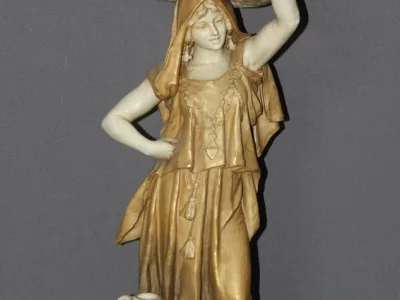 Jeune Femme Orientaliste  Au Panier Art Nouveau Par Royal Dux Vers 1900