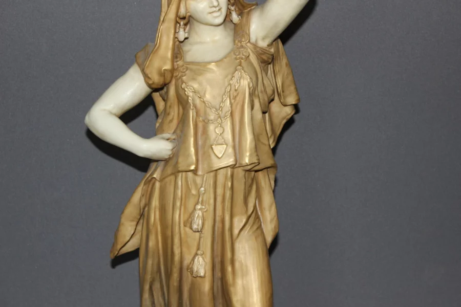 Jeune Femme Orientaliste  Au Panier Art Nouveau Par Royal Dux Vers 1900