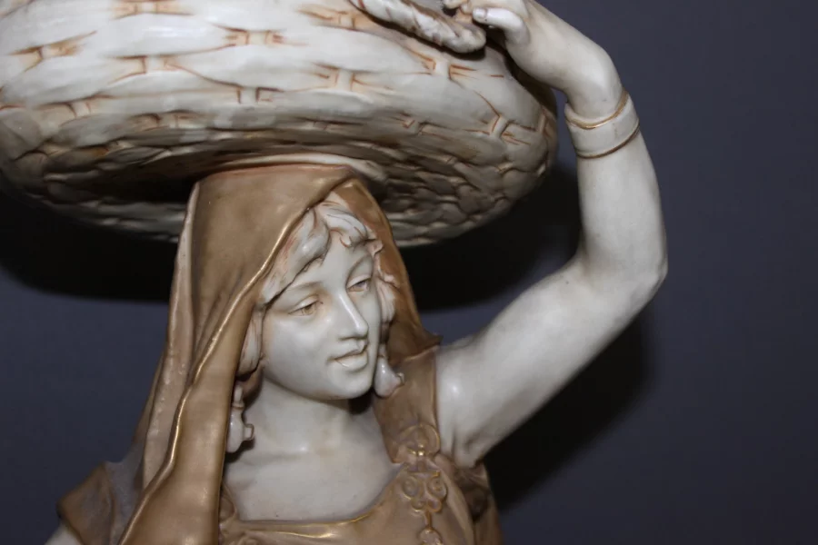 Jeune Femme Orientaliste  Au Panier Art Nouveau Par Royal Dux Vers 1900