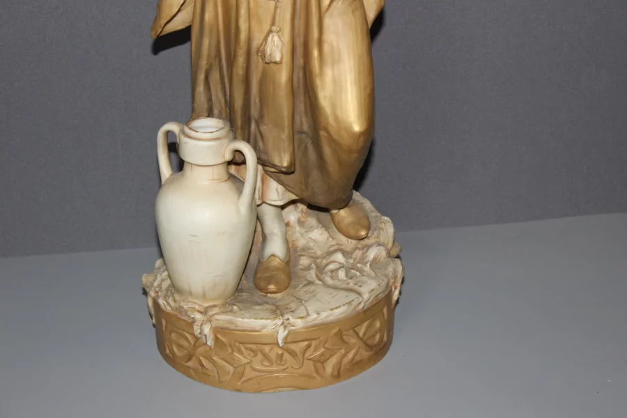 Jeune Femme Orientaliste  Au Panier Art Nouveau Par Royal Dux Vers 1900